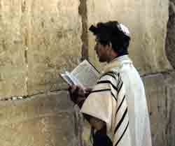 Um judeu no muro das lamentações, o lugar mais sagado de orações no mundo judaico. Em criança o próprio Jesus herdou tradições que começam dois mil anos antes.